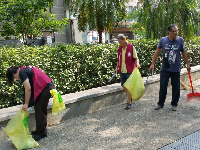 眾人雖然忙得滿身大汗，但也還給北投公園週邊一個美麗的環境