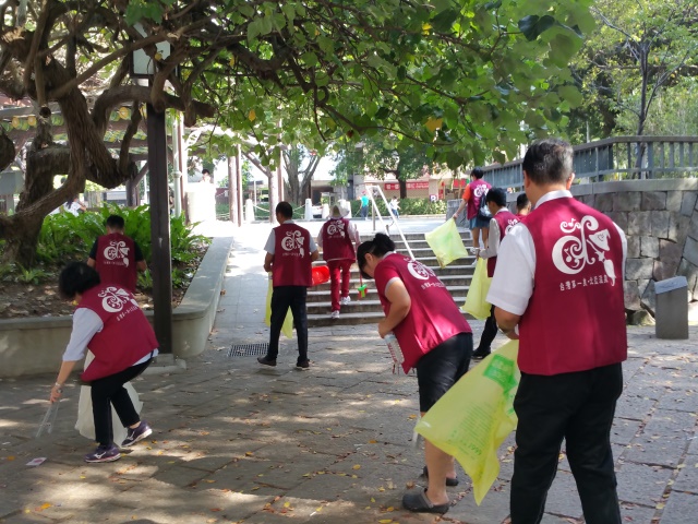 眾人雖然忙得滿身大汗，但也還給北投公園週邊一個美麗的環境