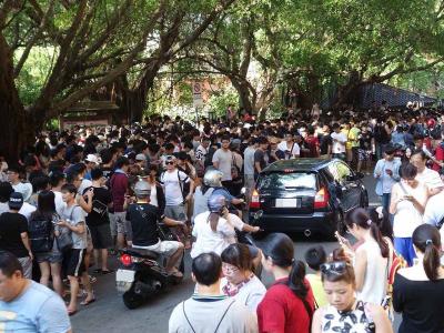 台北市北投公園（圖）因手遊寶可夢常出現稀有神奇寶 貝，大批民眾21日趁假日尾聲前去抓怪，附近車陣也回 堵將近1公里，人潮甚至多到沒有手機訊號。 中央社記者游凱翔攝 105年8月21日