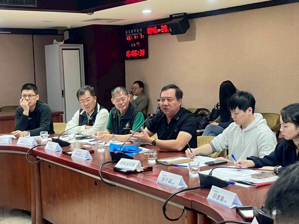 臺灣商圈總會長周水美率六都商圈參加經濟部座談 強調塑膠製品供需穩定、呼籲店家理性採購