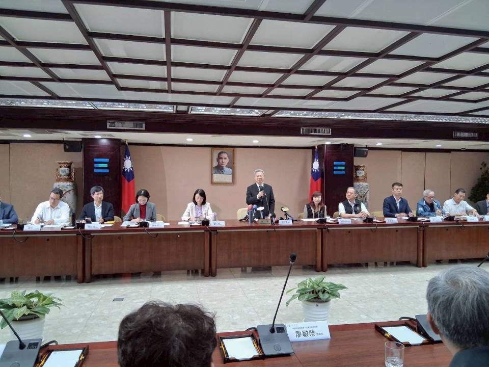 臺灣商圈總會長周水美率六都商圈參加經濟部座談 強調塑膠製品供需穩定、呼籲店家理性採購