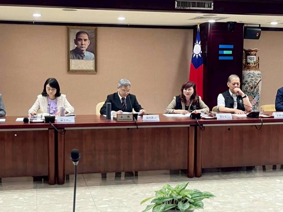 臺灣商圈總會長周水美率六都商圈參加經濟部座談 強調塑膠製品供需穩定、呼籲店家理性採購