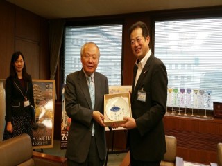 6月28日16:30 (台灣)亞太國際溫泉旅遊協會周水美理事長拜訪日本松山市野志 克仁 市長