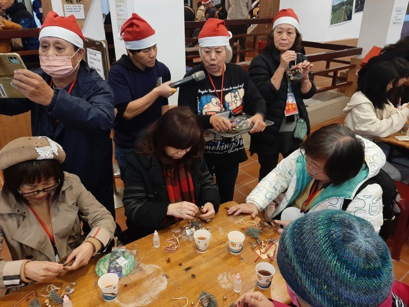 LINE_ALBUM_20241221 臺北市大坑產業文化協會 南港2024耶誕找茶趣_241222_7