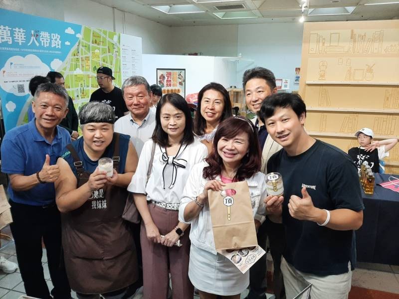 LINE_ALBUM_20240928 商圈嬉遊季台北場--『頂下雙拼龍山市集』活動啟動儀式_240930_5