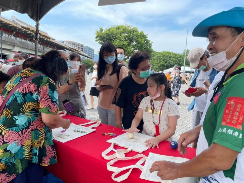 LINE_ALBUM_220731-圓山商圈-藝起花博圓山野餐_220801_1