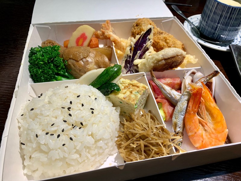 此外包括漢來海港自助餐、天母知名的琦玉日本料理店、沃田旅店也都推出外帶便當，客人不上門就讓他們外帶回家，也可以吃到滿滿的天母異國料裡，疫情導致商圈景氣蕭條，天母商圈率先結合數位集點系統，希望透過活動再次刺激人潮，集出消費力！