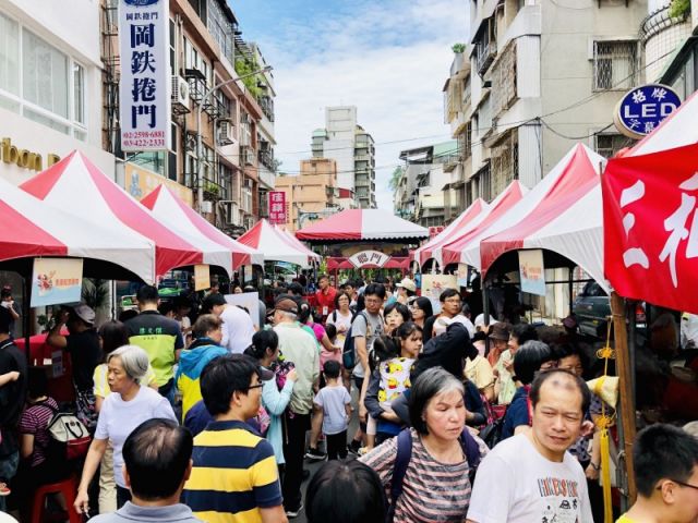 第20屆台北米食文化節「端午FUN一夏」今天在台北大橋頭延三商圈迪化街二段聖公媽廟旁熱鬧登場！現場有熱鬧紙箱龍舟親子趣味賽、點雄黃送香包、親子DIY包粽教學、九宮格送甜辣醬等，更發放1300顆肉粽請民眾享用。