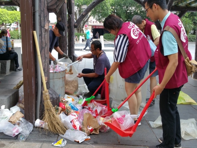 民眾蜂擁至台北市北投公園抓寶可夢,卻留下一堆垃圾,讓清潔志工好頭痛。