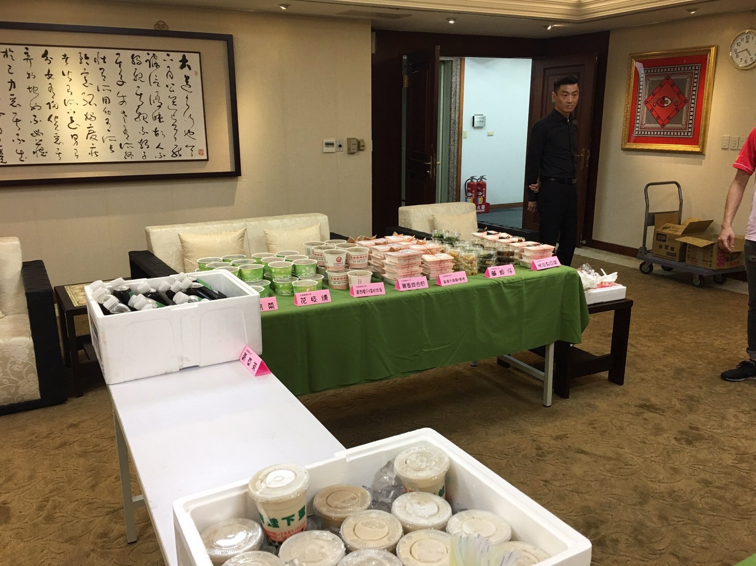 2019年6月8日內政部徐部長用士林夜市美食招待貴賓