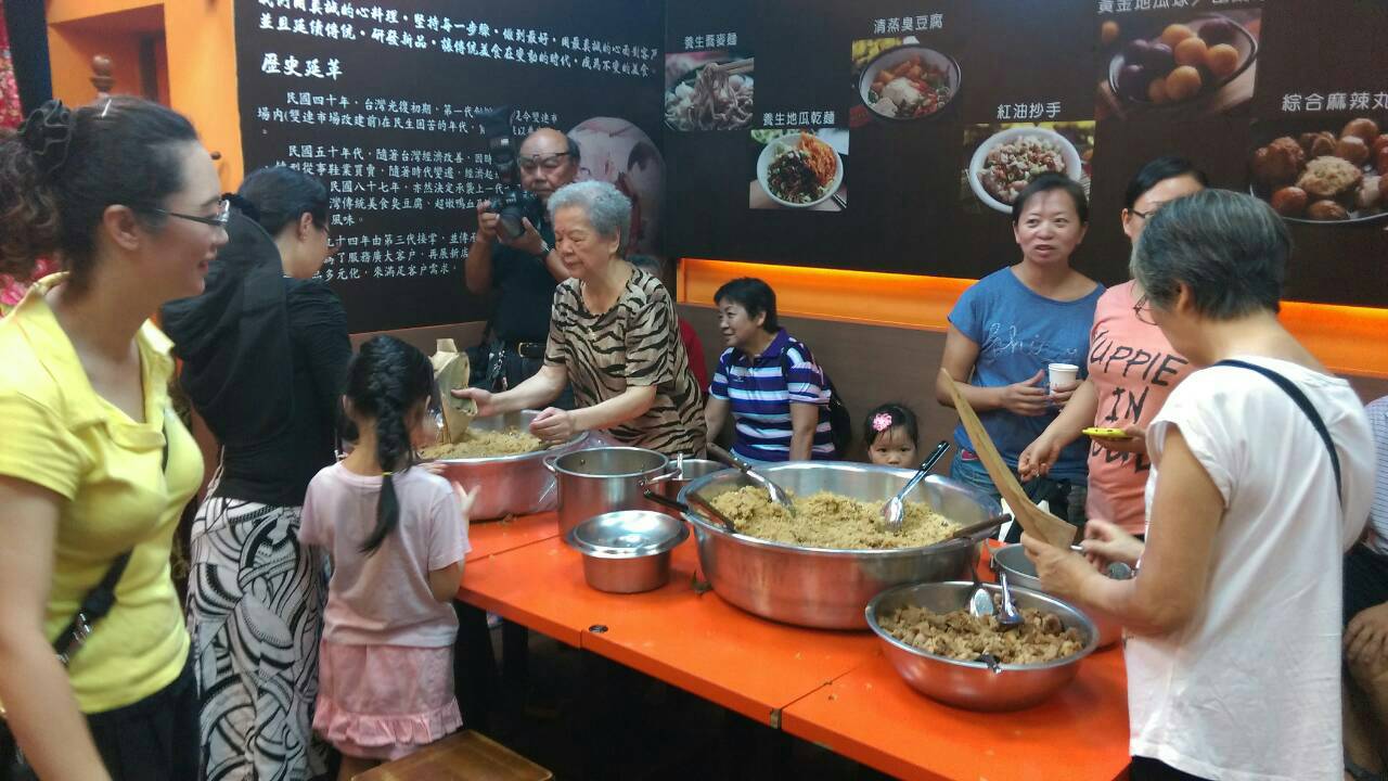 由寧夏商圈發展協會許瓊文理事長贊助包肉粽活動