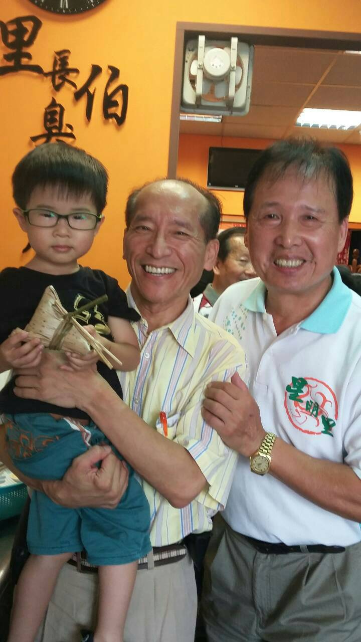 由寧夏商圈發展協會許瓊文理事長贊助包肉粽活動