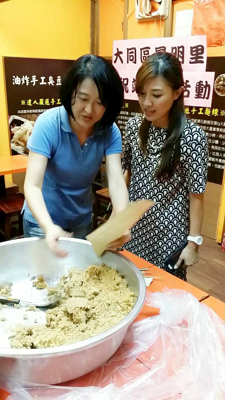 由寧夏商圈發展協會許瓊文理事長贊助包肉粽活動