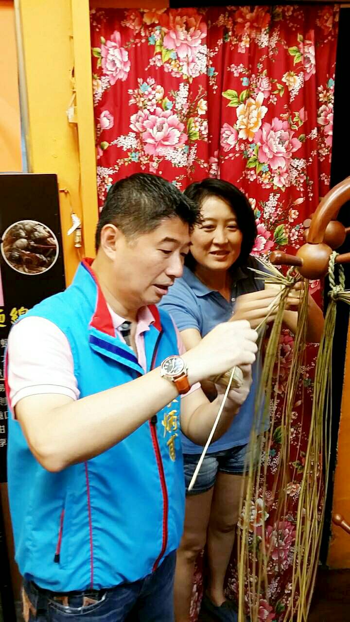 由寧夏商圈發展協會許瓊文理事長贊助包肉粽活動