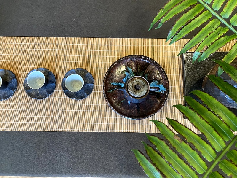 專業泡茶師奉茶